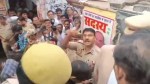 घटनास्थल का निरीक्षण करते पुलिस अधिकारी (फोटो सोर्स- 'X' कानपुर वीडियो ग्रैब)