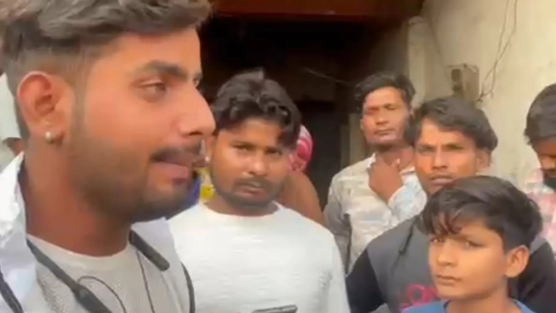 दुकान बंद कराने पहुंच दीपक तिवारी (फोटो सोर्स- 'X' मथुरा वीडियो ग्रैब)