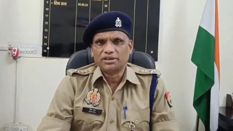 घटना की जानकारी देते एएसपी (फोटो सोर्स- 'X' बांदा वीडियो ग्रैब)