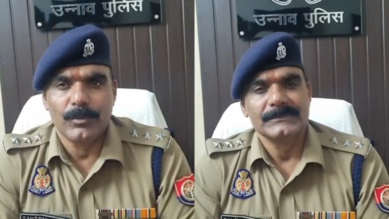 घटना की जानकारी देते क्षेत्राधिकार बांगरमऊ संतोष सिंह (फोटो सोर्स- उन्नाव पुलिस सोशल मीडिया वीडियो ग्रैब)