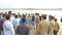 गंगा घाट का निरीक्षण करते पुलिस अधीक्षक व अन्य (फोटो सोर्स- उन्नाव पुलिस सोशल मीडिया)