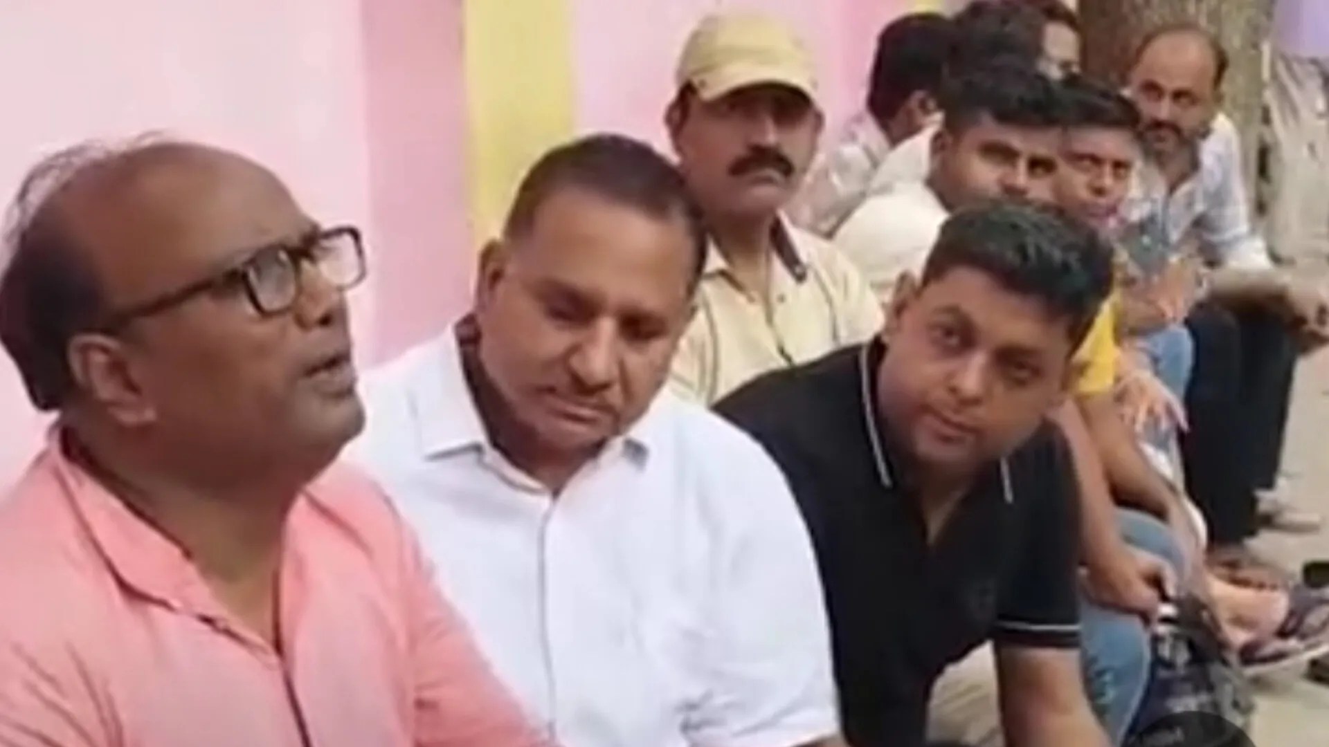 मृतक परिजनों में छाया मातम (फोटो सोर्स- 'X' कानपुर वीडियो ग्रैब)
