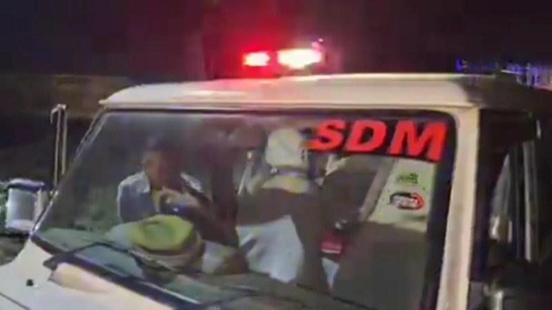 एसडीएम अतरौली की गाड़ी पर (फोटो सोर्स- 'X' Aligarh वीडियो ग्रैब)