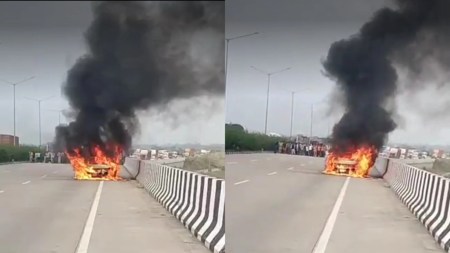 कन्नौज हाईवे पर जलती कार (फोटो सोर्स- 'X' कन्नौज)