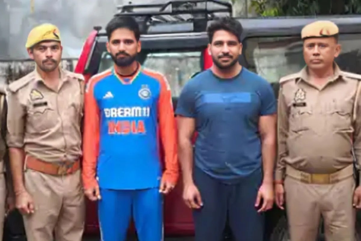 यह फोटो दोनों की गिरफ्तारी के दौरान की है। विवेक क्रिकेट ड्रेस में दिख रहा है।PC: कानपुर पुलिस