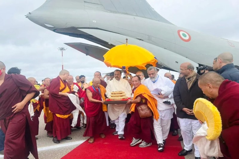 भारत-रूस के सांस्कृतिक रिश्तों में नया अध्याय: उपमुख्यमंत्री केशव प्रसाद मौर्य भगवान बुद्ध के पवित्र अवशेष लेकर पहुंचे काल्मिकिया (रूस) (फोटो सोर्स : सूचना विभाग )