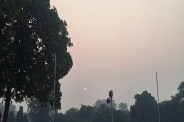 रोशनी के बाद धुएं की दीवार: दीपावली के अगले ही दिन लखनऊ की सांसें हुईं भारी (फोटो सोर्स : Ritesh Singh )