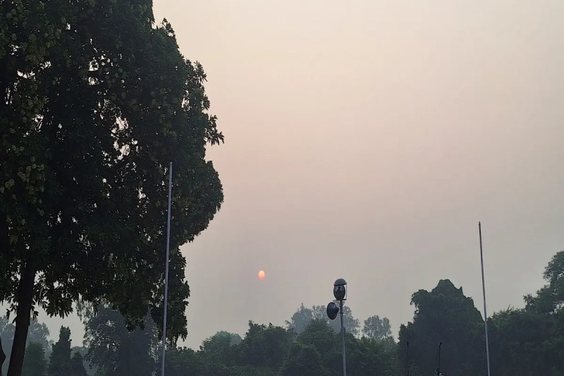रोशनी के बाद धुएं की दीवार: दीपावली के अगले ही दिन लखनऊ की सांसें हुईं भारी (फोटो सोर्स : Ritesh Singh )