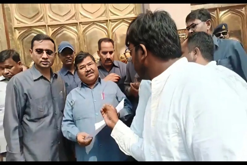 69 हज़ार भर्ती: मायावती आवास पर हंगामा (फोटो सोर्स : Whatsapp Group)