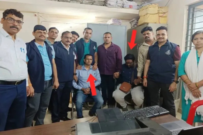EOW Caught Assistant Revenue Officer and In-charge Bill Collector taking bribe