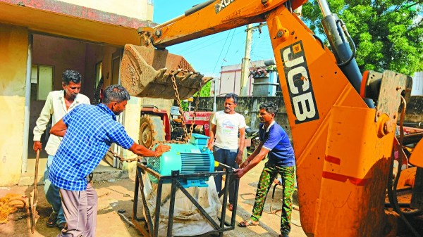 नगर पालिका शहर में चार टैंकरों के भरोसे पानी सप्लाई कर रही थी, जो पर्याप्त नहीं है। हालांकि कई लोगों ने निजी बोर से पानी की व्यवस्था की थी। शहर में बिगड़ी पेयजल व्यवस्था को लेकर नगर पालिका की सामान्य सभा की बैठक में विपक्षी पार्षदों ने जमकर विरोध किया और व्यवस्था जल्द सुधारने की मांग की।