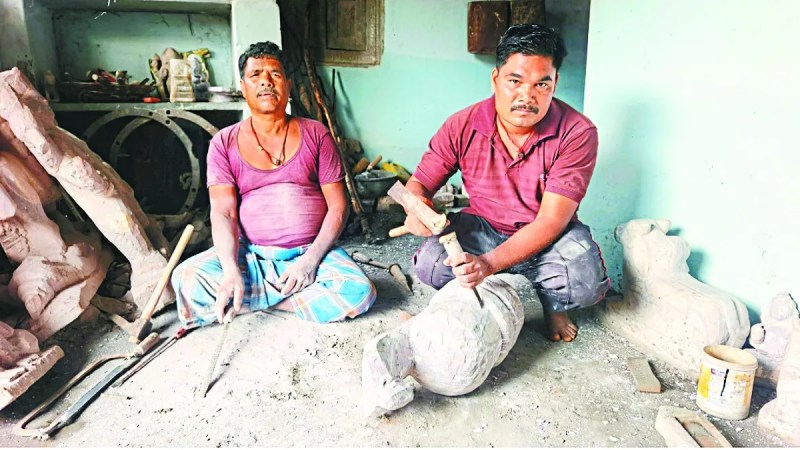 इस गांव में विशेष प्रकार का पत्थर है, जिसे कुंडी पत्थर कहते हैं, उससे मूर्तिकार आकर्षक प्रतिमा बनाते हैं। इस गांव में लगभग 50 घरों में इस पत्थर से मूर्तिकार मूर्ति बनाते हैं, जिसके कारण गांव को शिल्पग्राम कहते हैं।