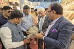कारीगरों के पसीने से चमका यूपी, अब हर जिले की कला पहुंची दुनिया तक (फोटो सोर्स : Information Department )