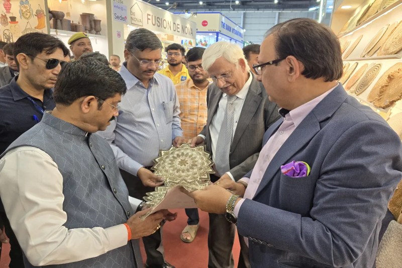 कारीगरों के पसीने से चमका यूपी, अब हर जिले की कला पहुंची दुनिया तक (फोटो सोर्स : Information Department )