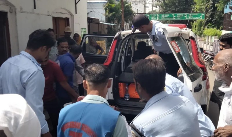 Narmada pilgrims fell into a deep ravine along with their vehicle in Dhar