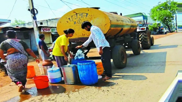 फिल्टर प्लांट में तकनीकी खराबी के बाद टैंकर से पानी की सप्लाई कर राहत देने की कोशिश की जा रही है।