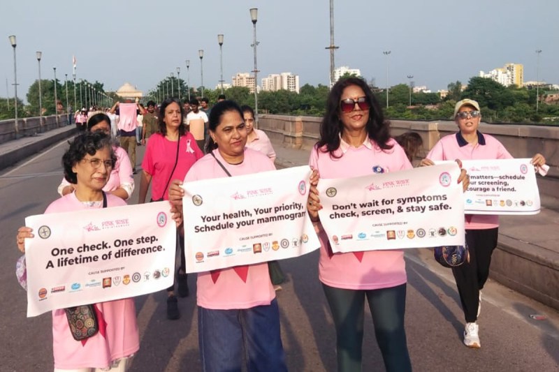 “अर्ली डिटेक्शन सेव्स लाइव्स” के नारे के साथ उमड़ा जनसैलाब, महिलाओं के स्वास्थ्य को लेकर बढ़ी संवेदनशीलता (फोटो सोर्स : Whatsapp)