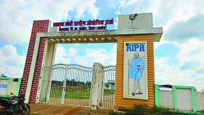 ग्रामीण अर्थव्यवस्था को मजबूत बनाने करोड़ों रुपए खर्च कर बनाए गए रूरल इंडस्ट्रियल पार्क (रीपा) के स्वरोजगार के यूनिटों में ताला लगता जा रहा है।