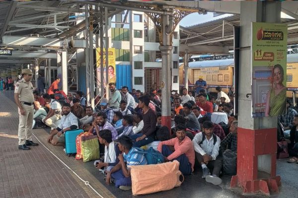 रेलवे यात्री ट्रेन का इंतजार करते हुए (फोटो- सेंट्रल रेलवे)