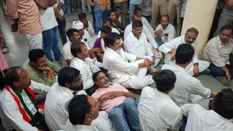 Two MLAs climbed over the gate and jumped in Harda