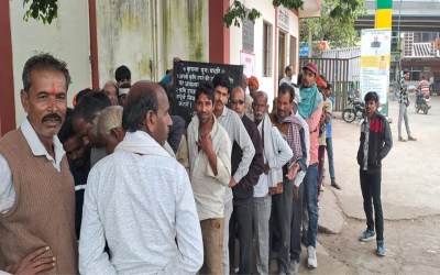 Farmers are facing problems regarding entry slips and postal mail at the market, but the responsible people are not paying attention.