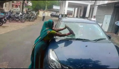 जनपद पंचायत सागर कार्यालय के बाहर खड़ी थी कार