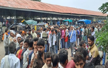 Farmers tried to snatch tokens, fertilizer distribution had to be stopped.