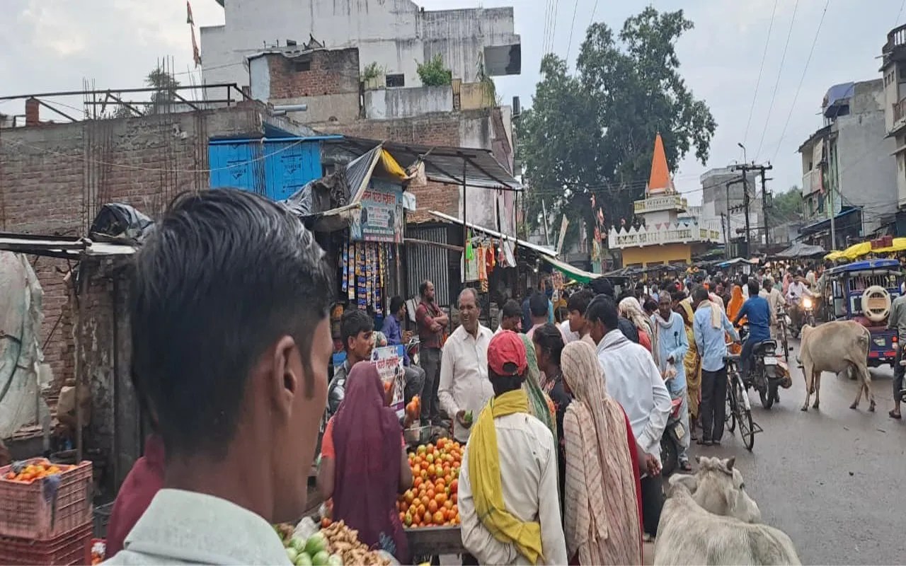 A market is being held on the state highway in Khimlasa, but the Panchayat is unable to find a place.