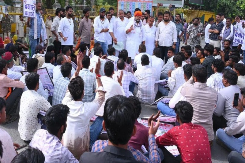 Mafia rule in Banas river: JCB-LNT gravel mining in flowing water, police accused of helping