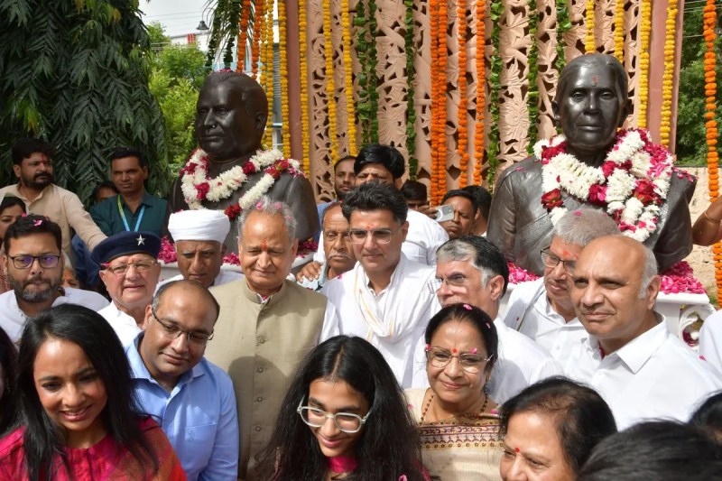Gehlot and Pilot together, unveiling the statue of former Chief Minister Mathur and his wife