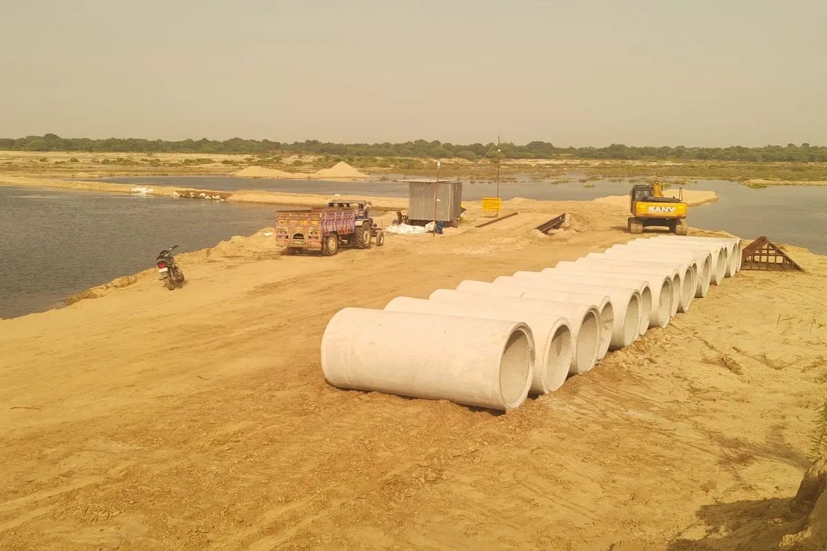 A temporary bridge was built to extract gravel from the Banas River.