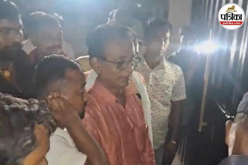 राबड़ी आवास के बाहर बाहुबली अशोक महतो