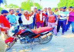 मंडी में दुकानों के सामने एक नागिन रेंगती हुई जा रही थी। उसने वहां खड़े स्कूटरों व बाइक में भी घुसने का प्रयास किया। इस दौरान मुनीम राकेश कुमार सुमन उसे लकड़ी से फटकारते हुए बाइक व स्कूटरों में घुसने से रोकता रहा। लेकिन उसी समय वह राकेश की ही बाइक में जा घुसी।