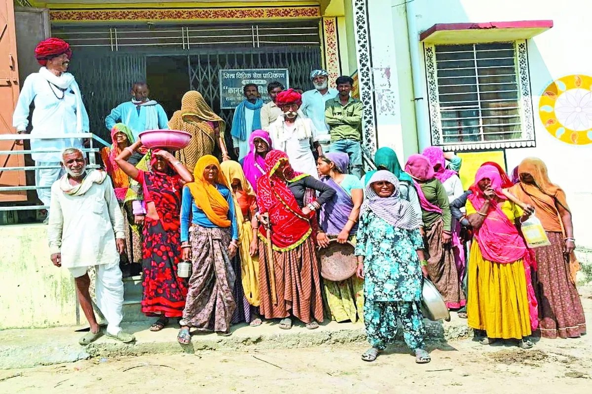 ऑनलाइन हाजिरी नहीं भरी तो श्रमिकों ने पंचायत कार्यालय पर प्रदर्शन किया