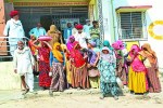 ऑनलाइन हाजिरी नहीं भरी तो श्रमिकों ने पंचायत कार्यालय पर प्रदर्शन किया