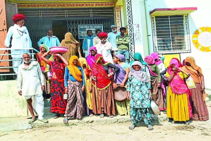 ऑनलाइन हाजिरी नहीं भरी तो श्रमिकों ने पंचायत कार्यालय पर प्रदर्शन किया
