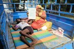 दिव्यांग पुत्र की दो वर्ष से पेंशन बंद, चालू करवाने के लिए लोडिंग टेम्पो में लेकर एसडीएम के पास पहुंची मां