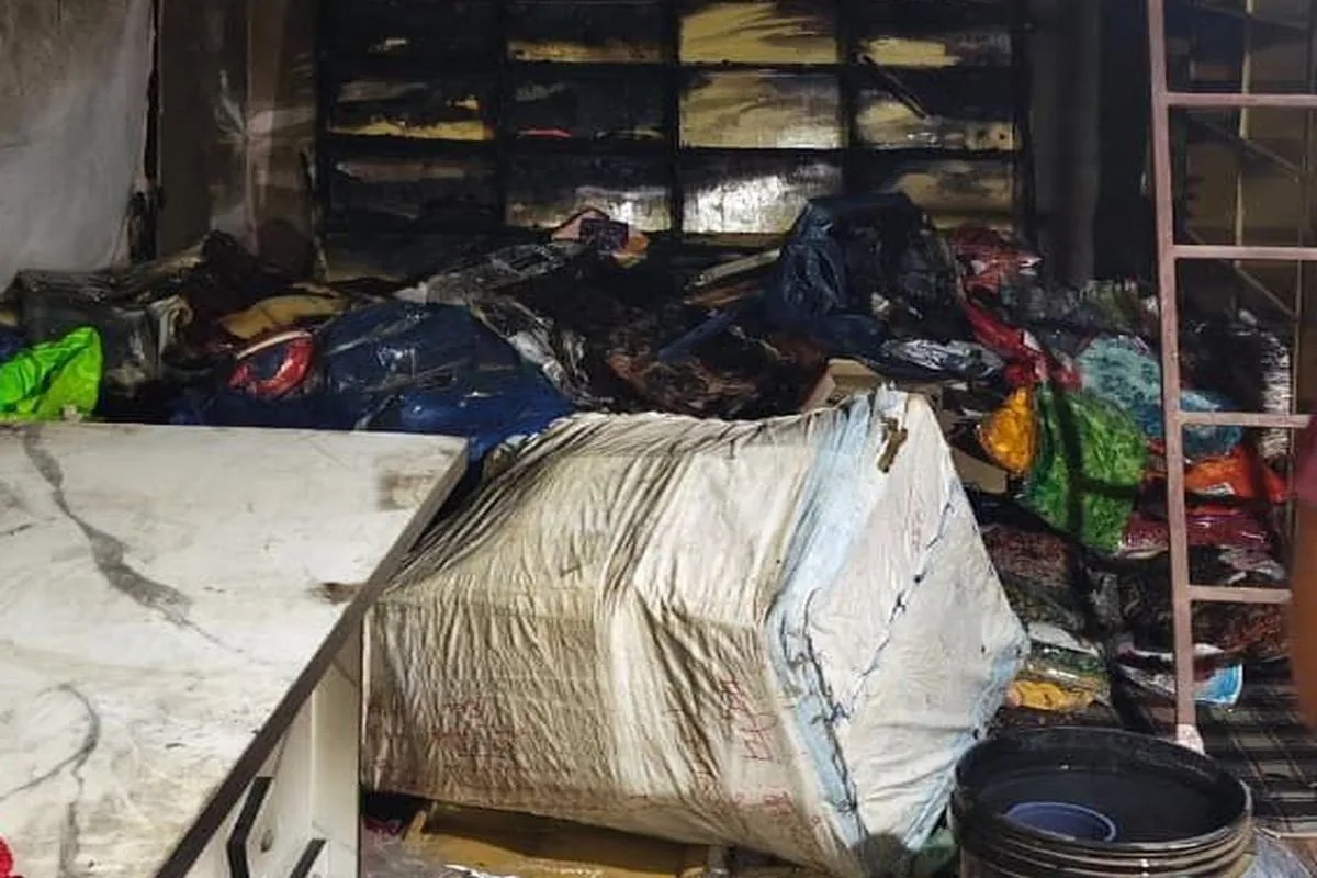 कपड़े की दुकान में लगी आग, 15 लाख का माल जलकर राख