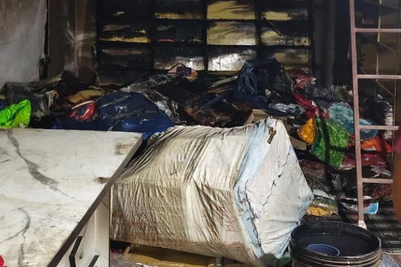 कपड़े की दुकान में लगी आग, 15 लाख का माल जलकर राख