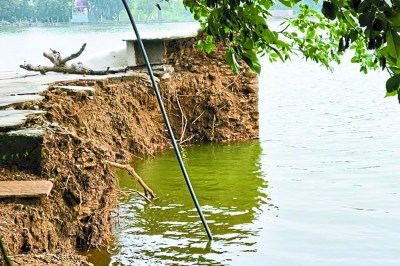 बादलिया बाग की रियासतकालीन बावड़ी भी तालाब में समाई
