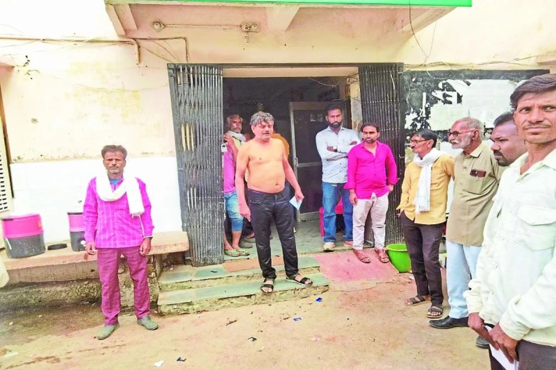 भुगतान नहीं मिलने पर युवक ने टी शर्ट उतार खुद पर डाला पेट्रोल, आत्मदाह का किया प्रयास