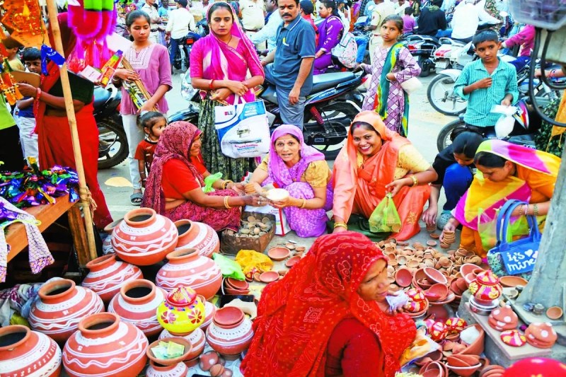 बाजार हुआ गुलजार,घर-आंगन खुशियों के दीप जले