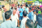 हाईटेंशन लाइन हटाने की मांग को लेकर बीबनवां रोड पर लगाया जाम