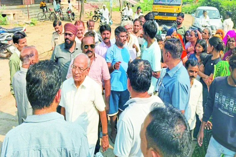 हाईटेंशन लाइन हटाने की मांग को लेकर बीबनवां रोड पर लगाया जाम