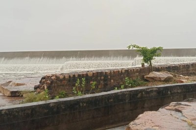 लगातार बारिश से जिले के 12 बांधों पर चली चादर