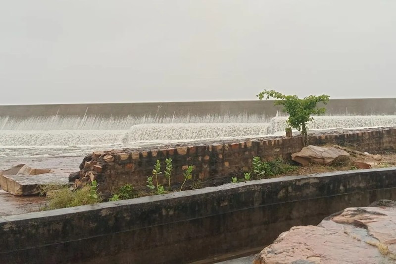 लगातार बारिश से जिले के 12 बांधों पर चली चादर