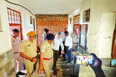 पुलिस ने बहुचर्चित तीन मंजिला होटल, वाहन व जमीन कुर्क की