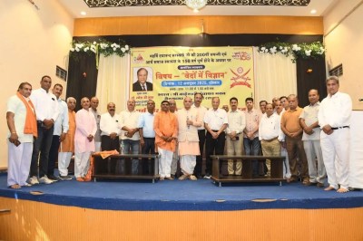 खगोल, भौतिकी, गणित सभी हमारे वेदों में है- डॉ. रमेश