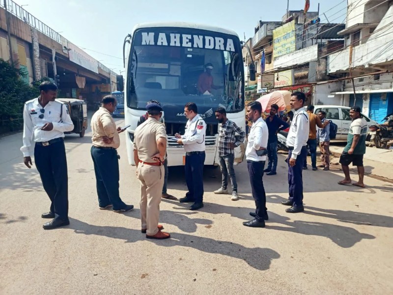 पुलिस का उल्टा चश्मा : यात्री बसों में माल ढोने वालों पर नरमी, बाकी पर दिखा रहे सख्ती