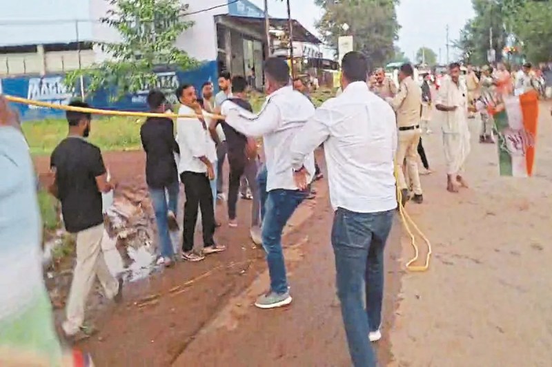 युवक कांग्रेसियों को दौड़ा-दौड़ाकर पीटने का आरोप (फोटो सोर्स- पत्रिका)